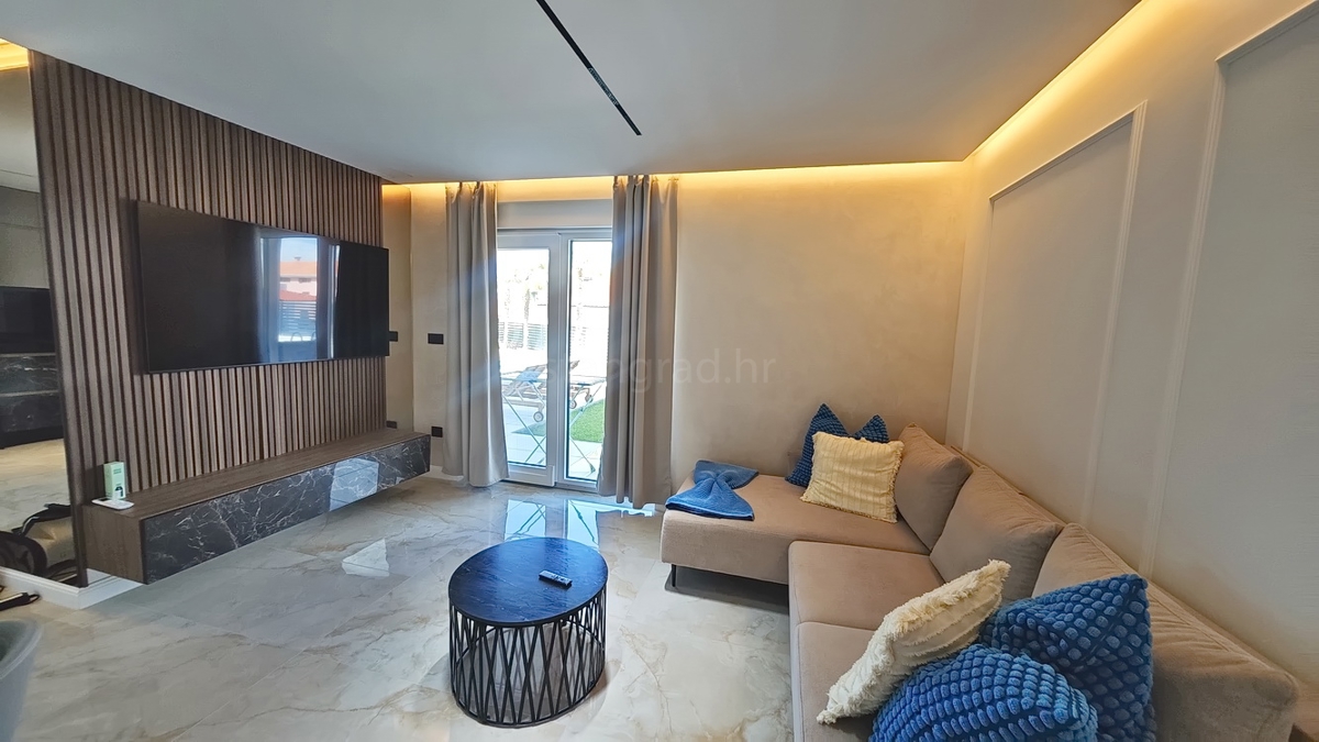 Malinska, appartamento al piano terra in un nuovo edificio con giardino e piscina!