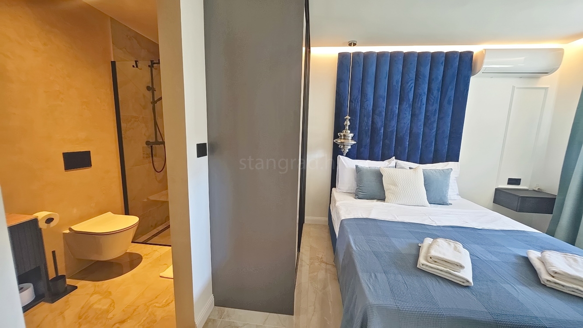 Malinska, appartamento al piano terra in un nuovo edificio con giardino e piscina!