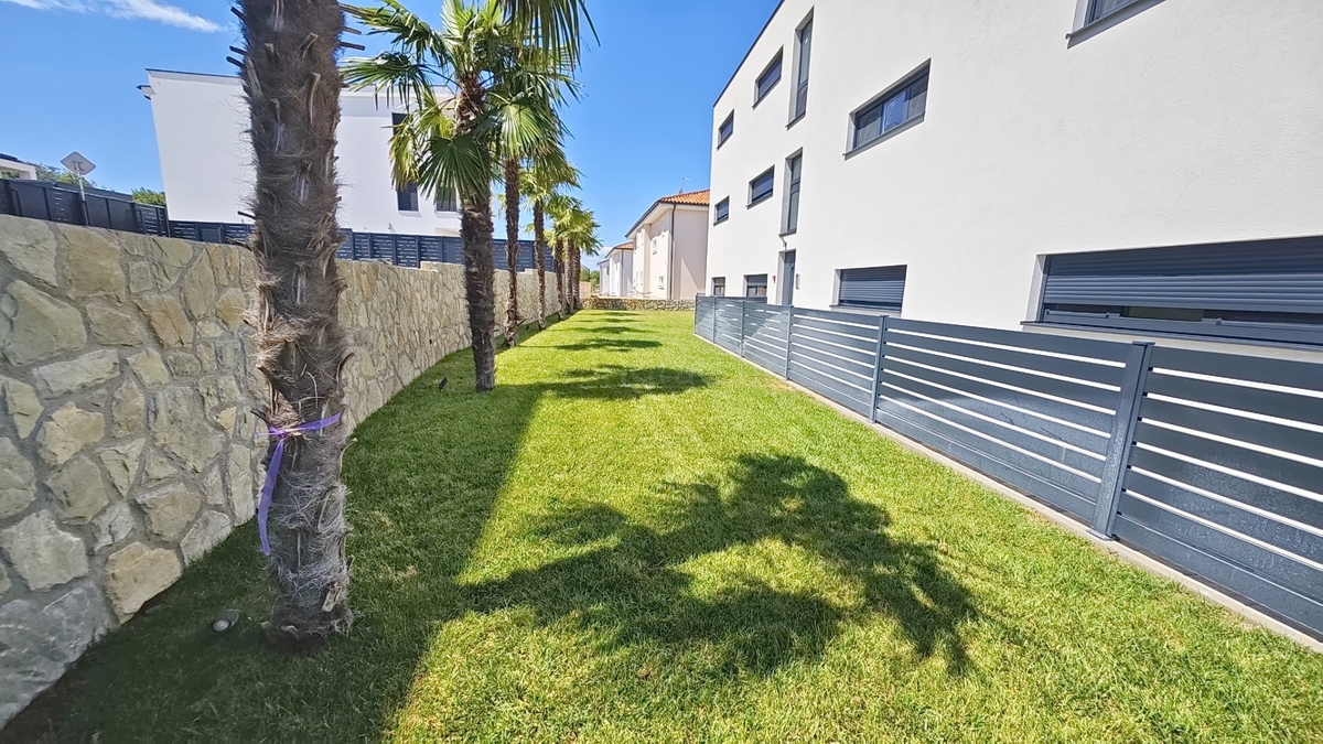 Malinska, appartamento al piano terra in un nuovo edificio con giardino e piscina!