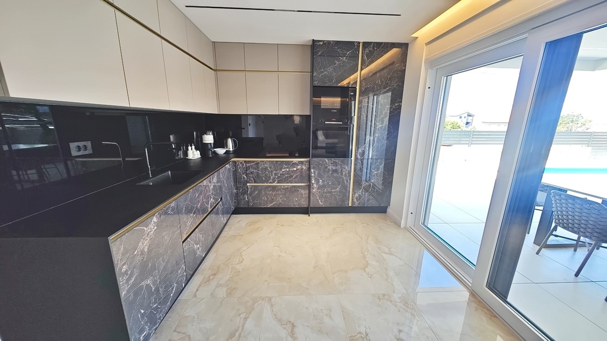 Malinska, appartamento al piano terra in un nuovo edificio con giardino e piscina!