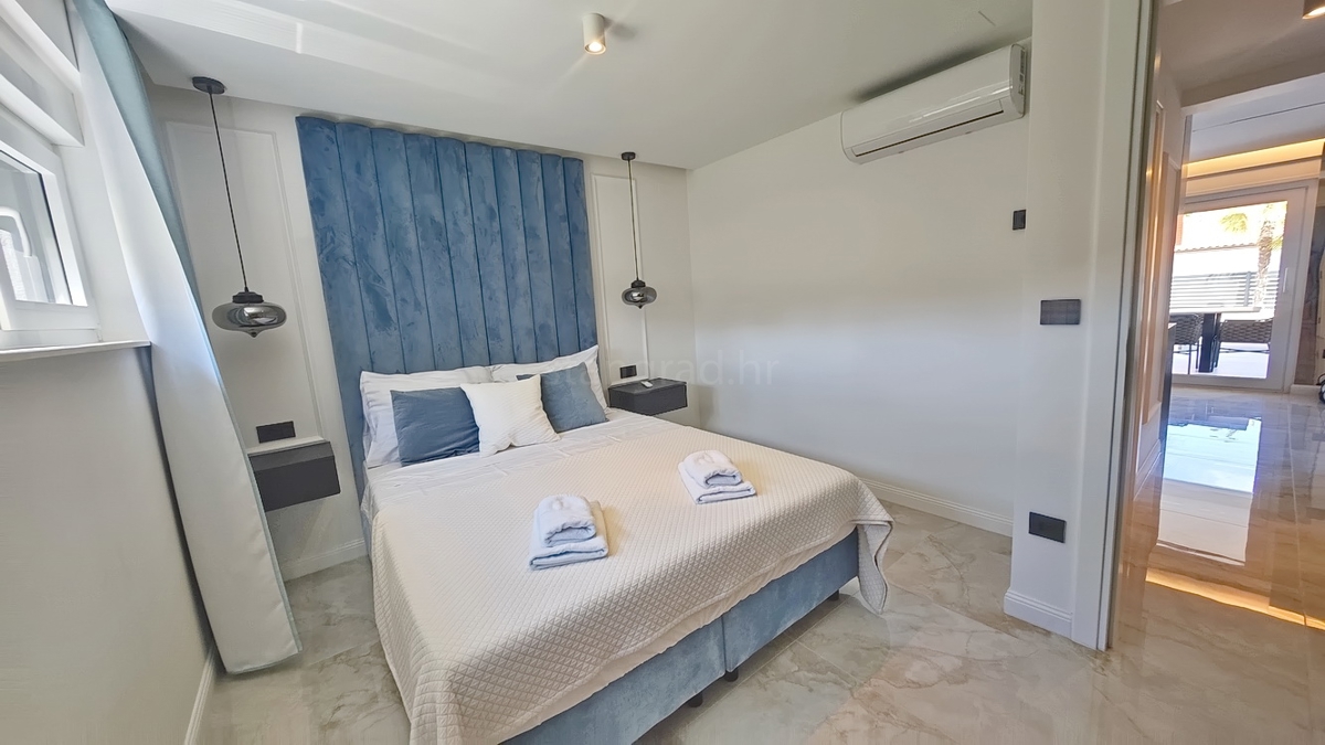 Malinska, appartamento al piano terra in un nuovo edificio con giardino e piscina!