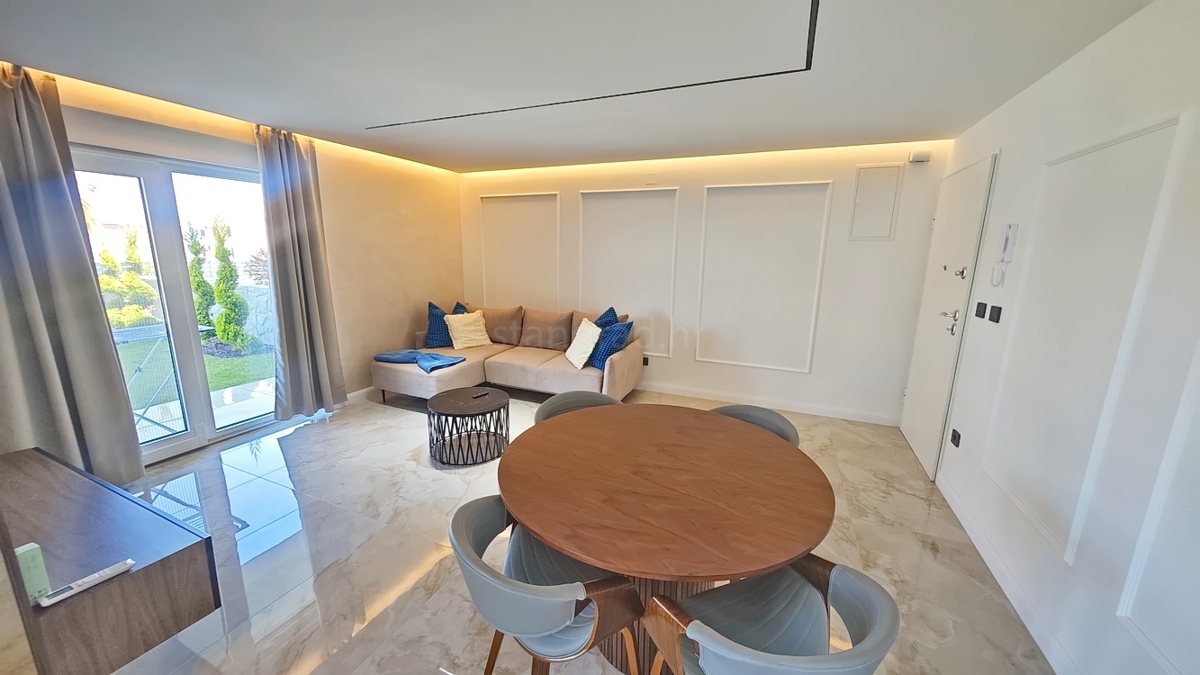 Malinska, appartamento al piano terra in un nuovo edificio con giardino e piscina!