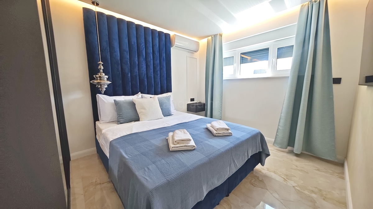 Malinska, appartamento al piano terra in un nuovo edificio con giardino e piscina!