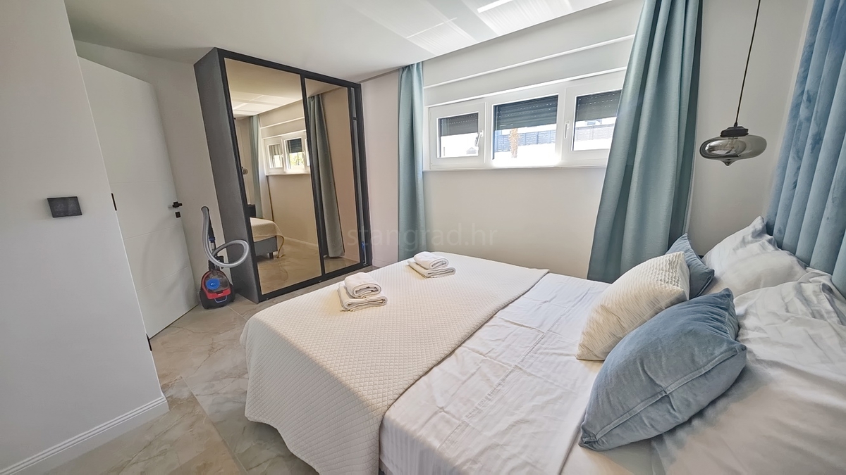 Malinska, appartamento al piano terra in un nuovo edificio con giardino e piscina!