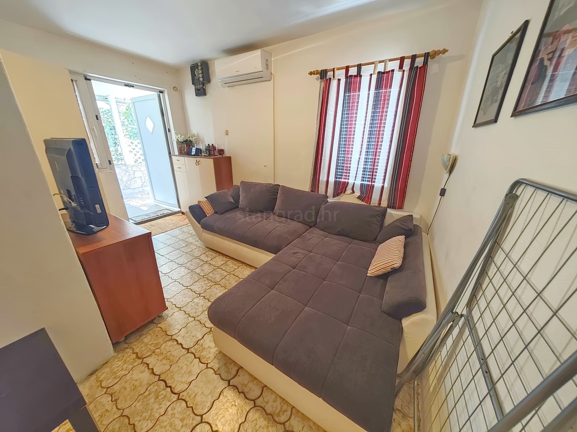 Punat, casa bifamiliare con due appartamenti separati in ottima posizione!