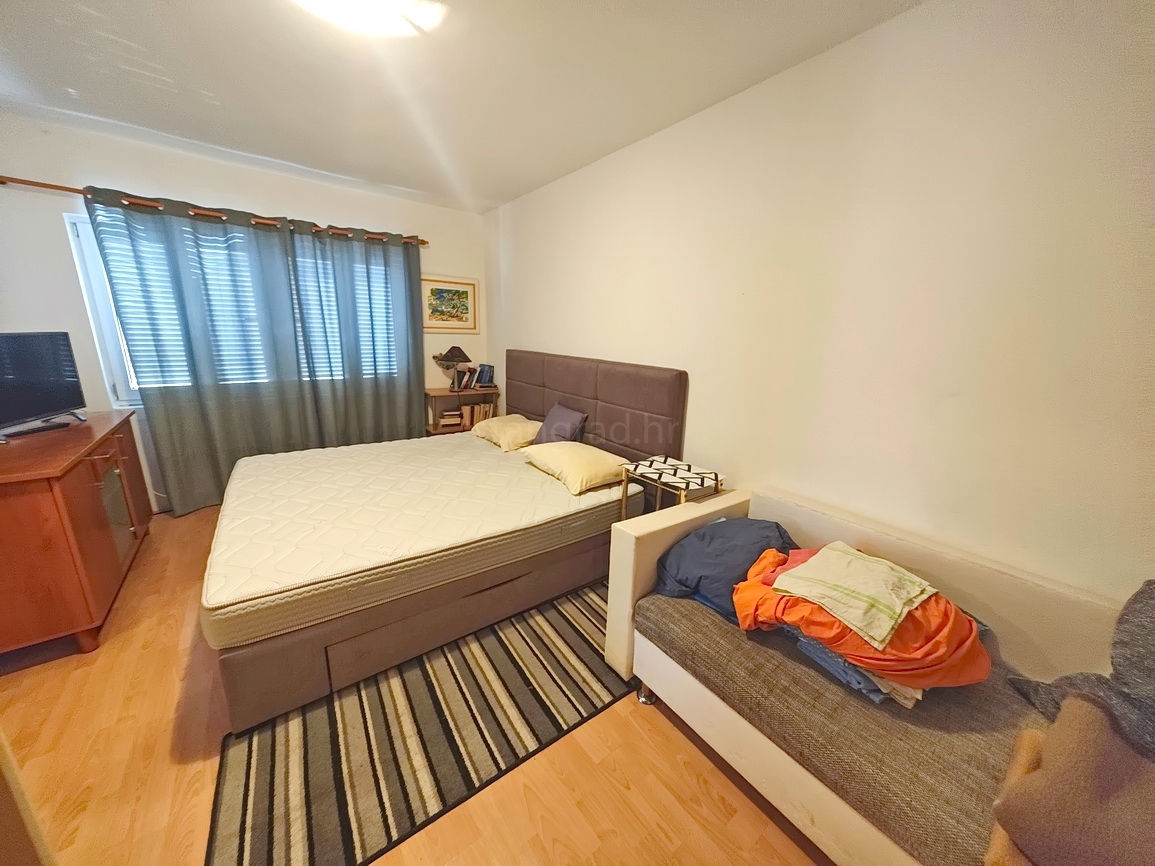 Punat, casa bifamiliare con due appartamenti separati in ottima posizione!