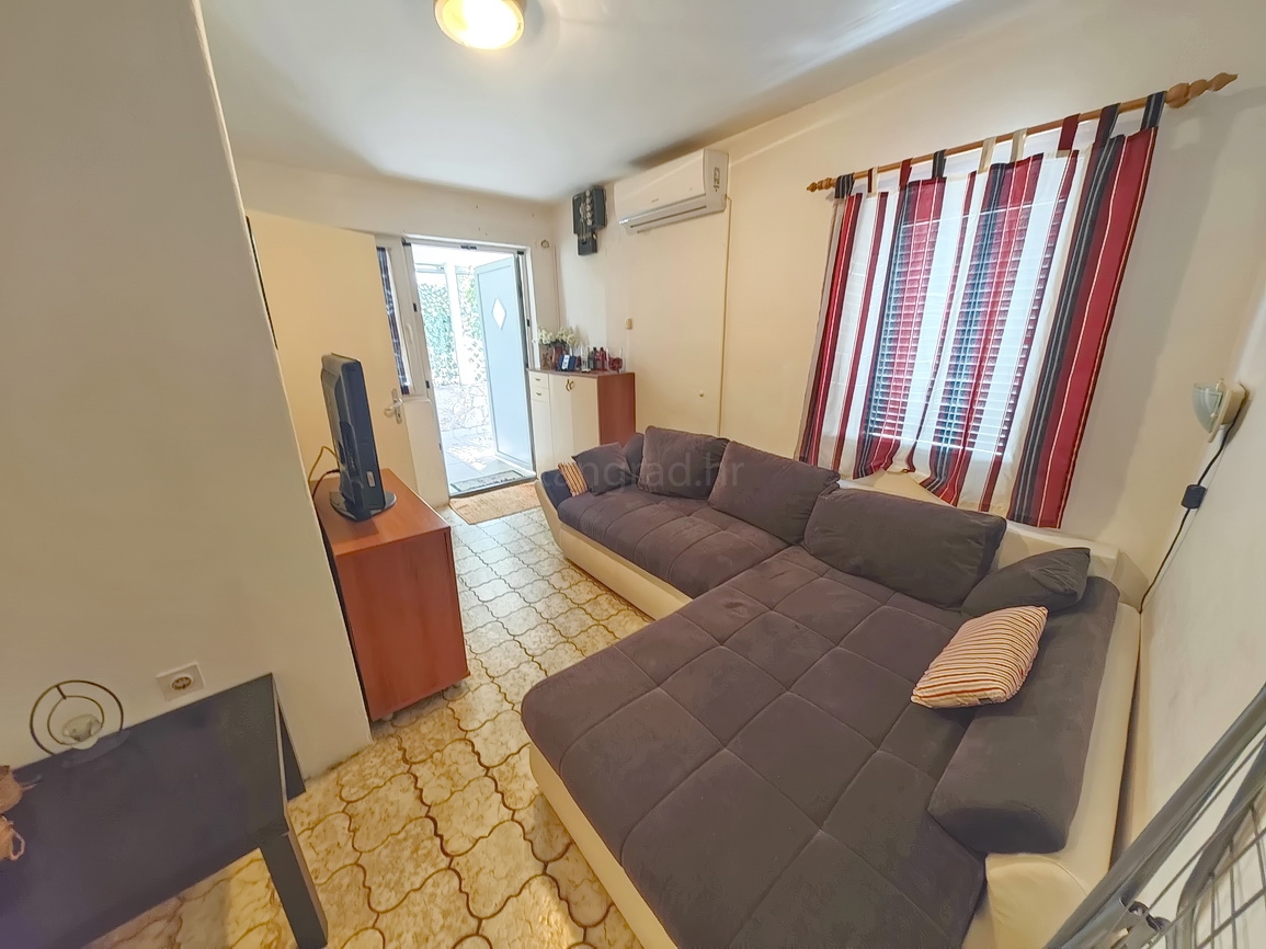 Punat, casa bifamiliare con due appartamenti separati in ottima posizione!