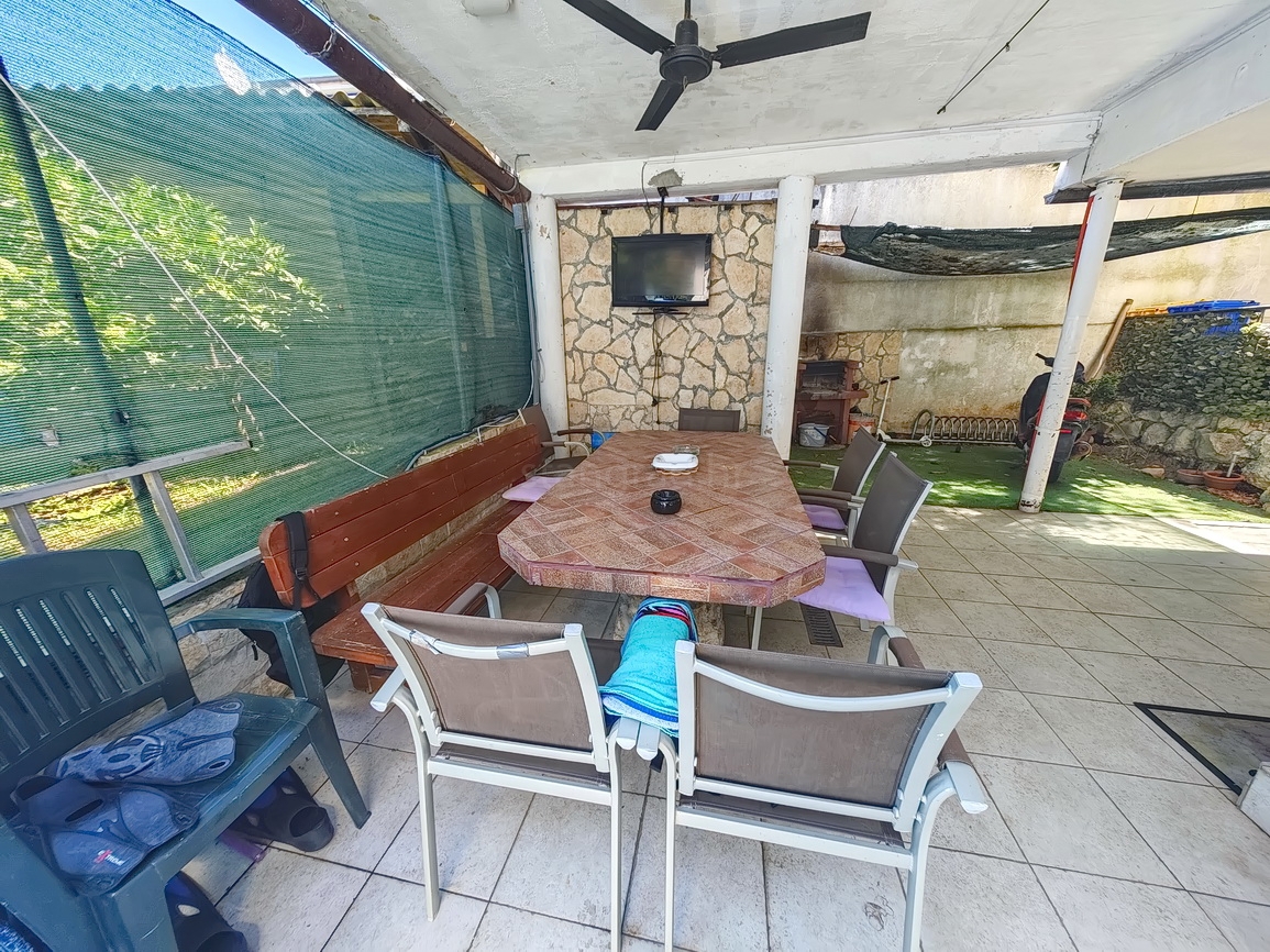 Punat, casa bifamiliare con due appartamenti separati in ottima posizione!