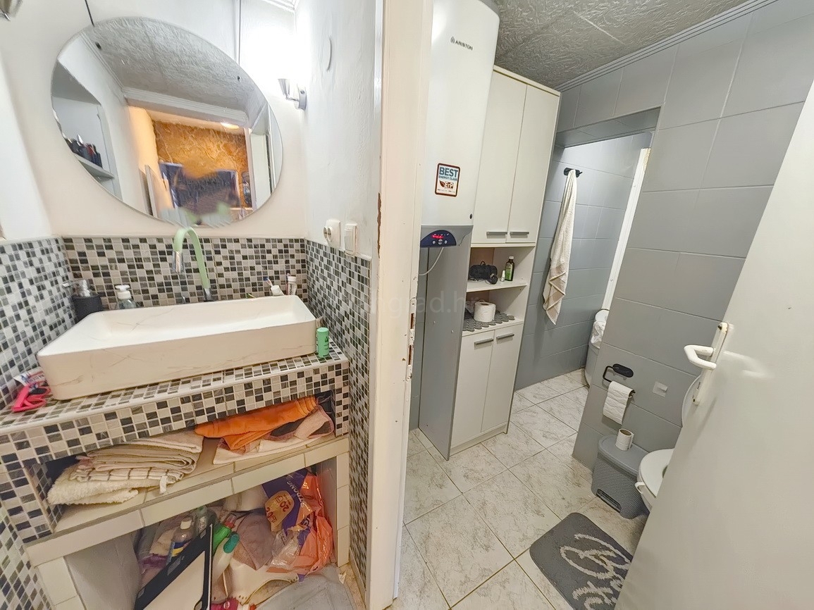 Punat, casa bifamiliare con due appartamenti separati in ottima posizione!