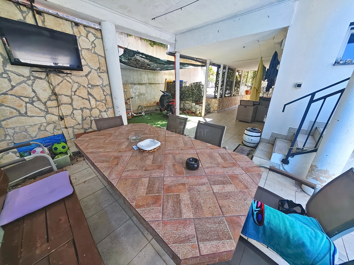 Punat, casa bifamiliare con due appartamenti separati in ottima posizione!