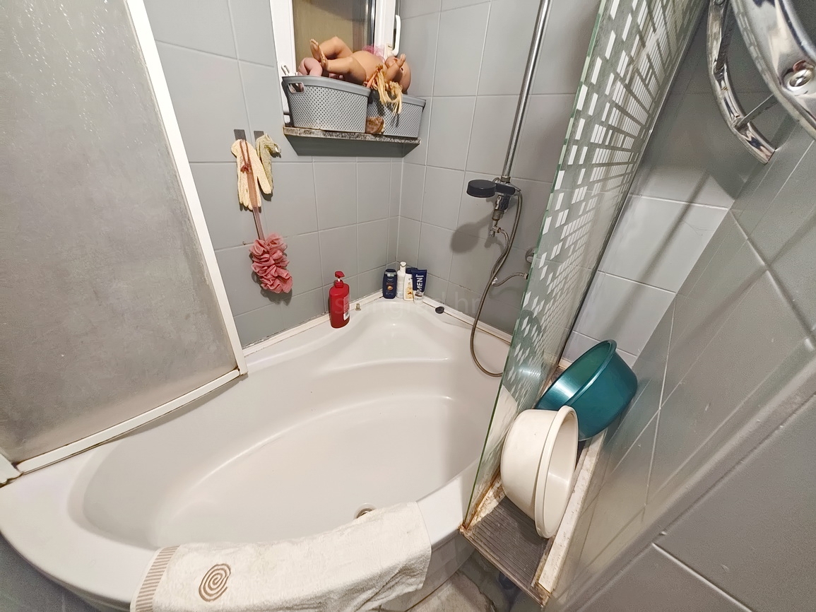 Punat, casa bifamiliare con due appartamenti separati in ottima posizione!