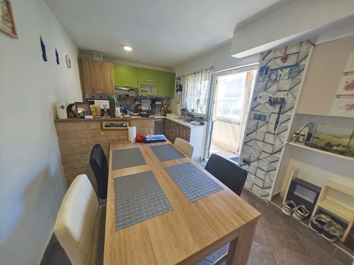 Punat, casa bifamiliare con due appartamenti separati in ottima posizione!