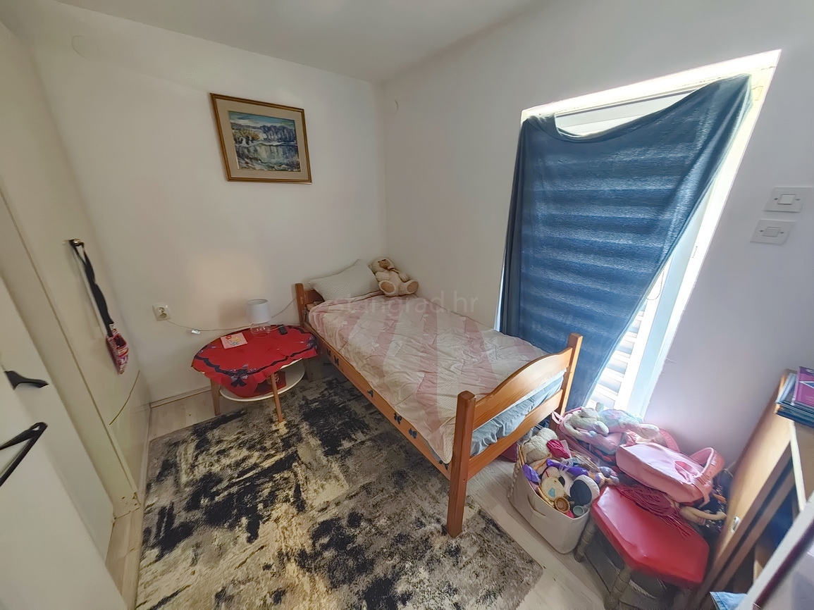 Punat, casa bifamiliare con due appartamenti separati in ottima posizione!