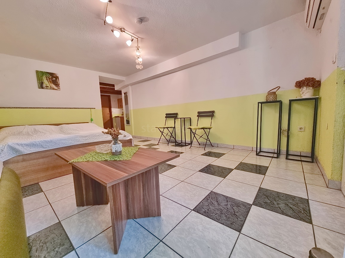 Malinska, appartamento con spaziosa terrazza verde!