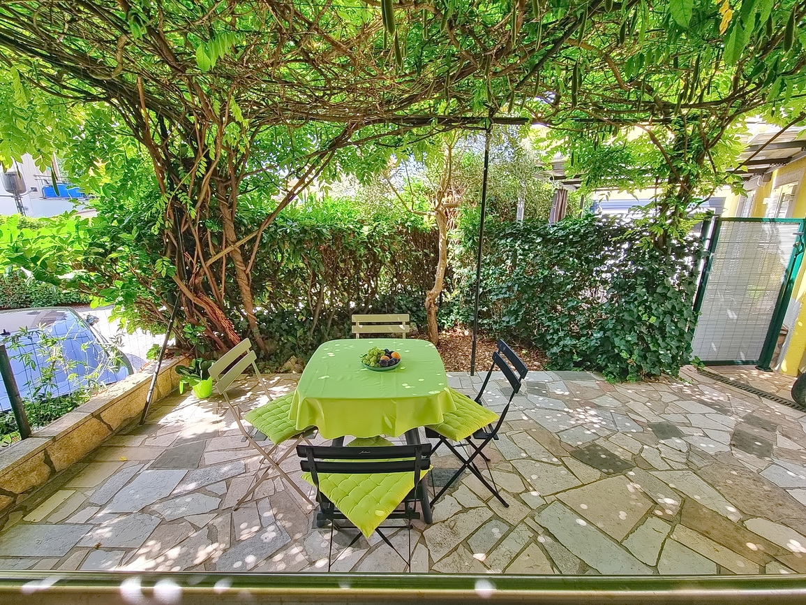 Malinska, appartamento con spaziosa terrazza verde!