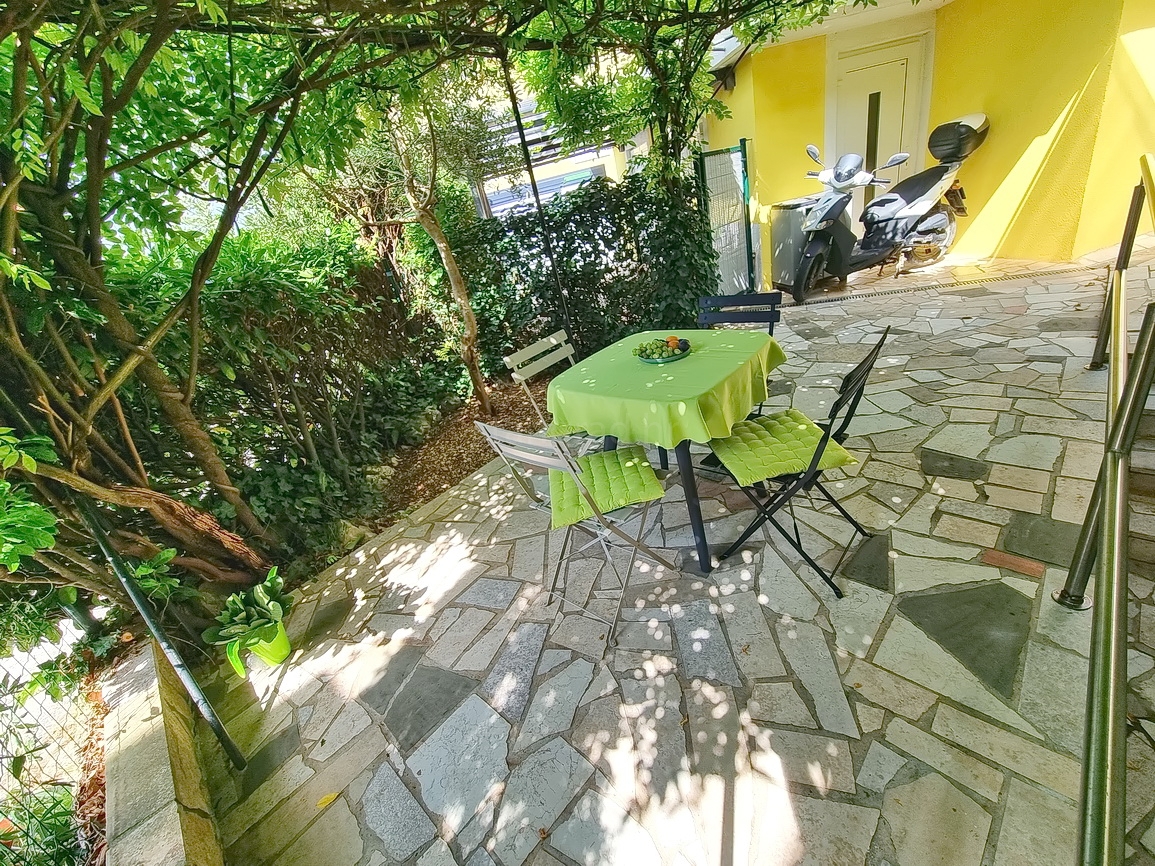 Malinska, appartamento con spaziosa terrazza verde!