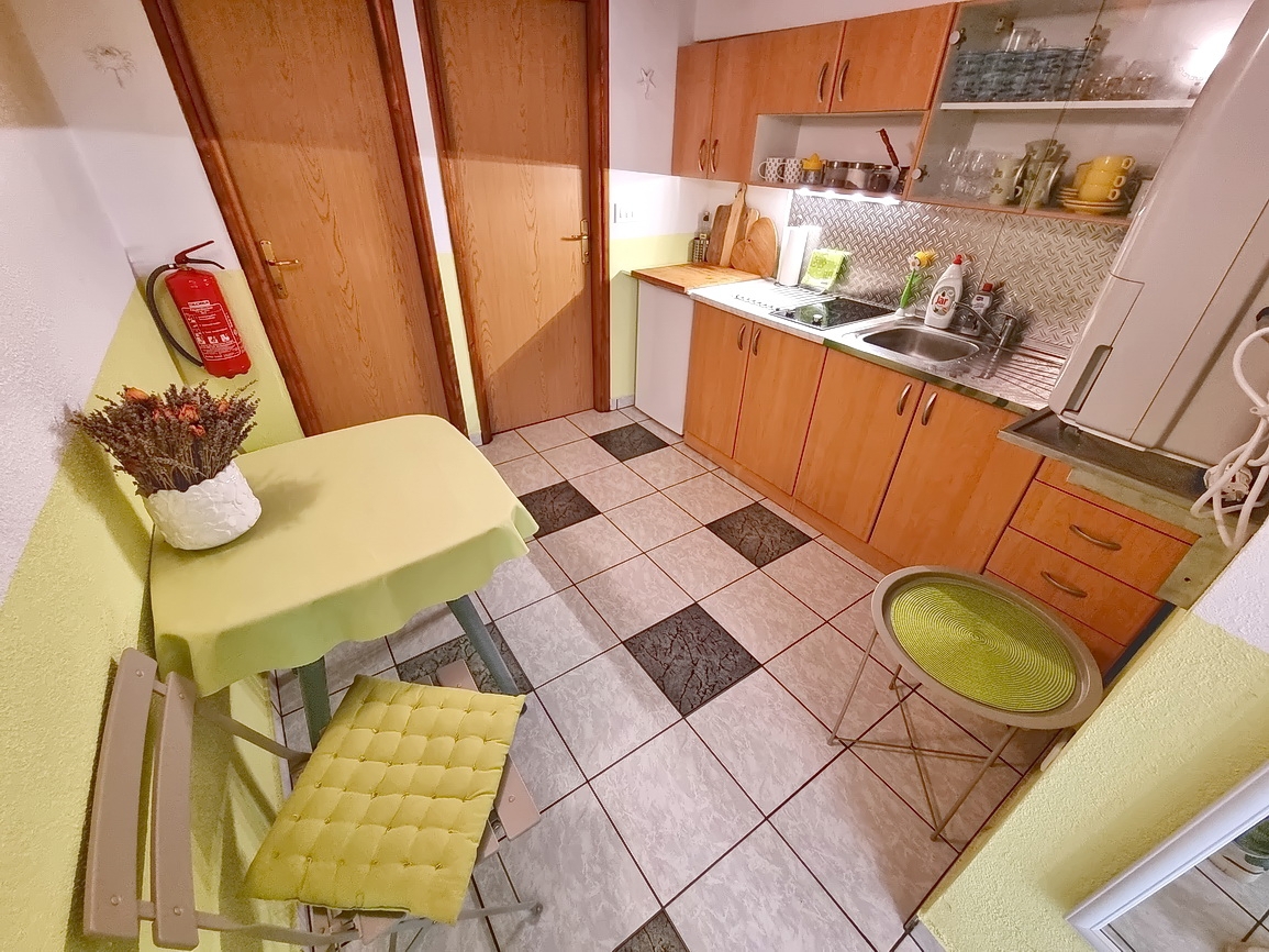 Malinska, appartamento con spaziosa terrazza verde!