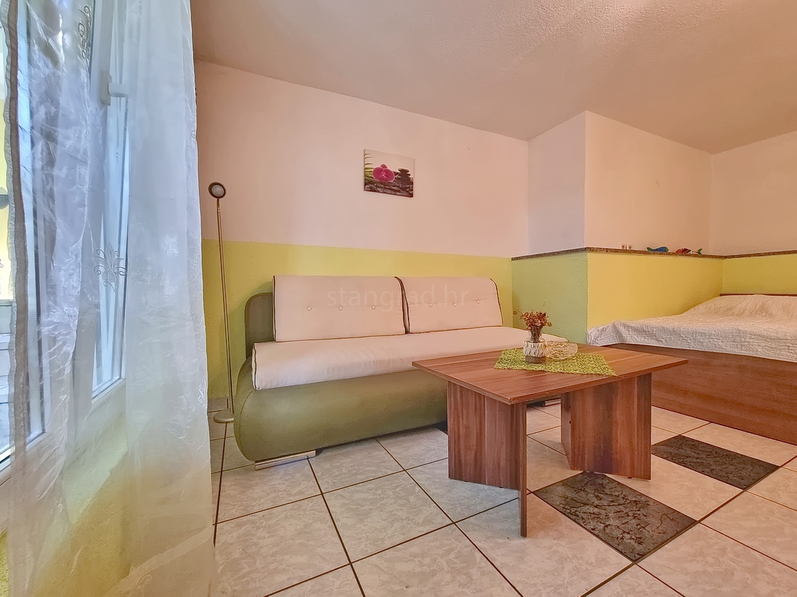 Malinska, appartamento con spaziosa terrazza verde!