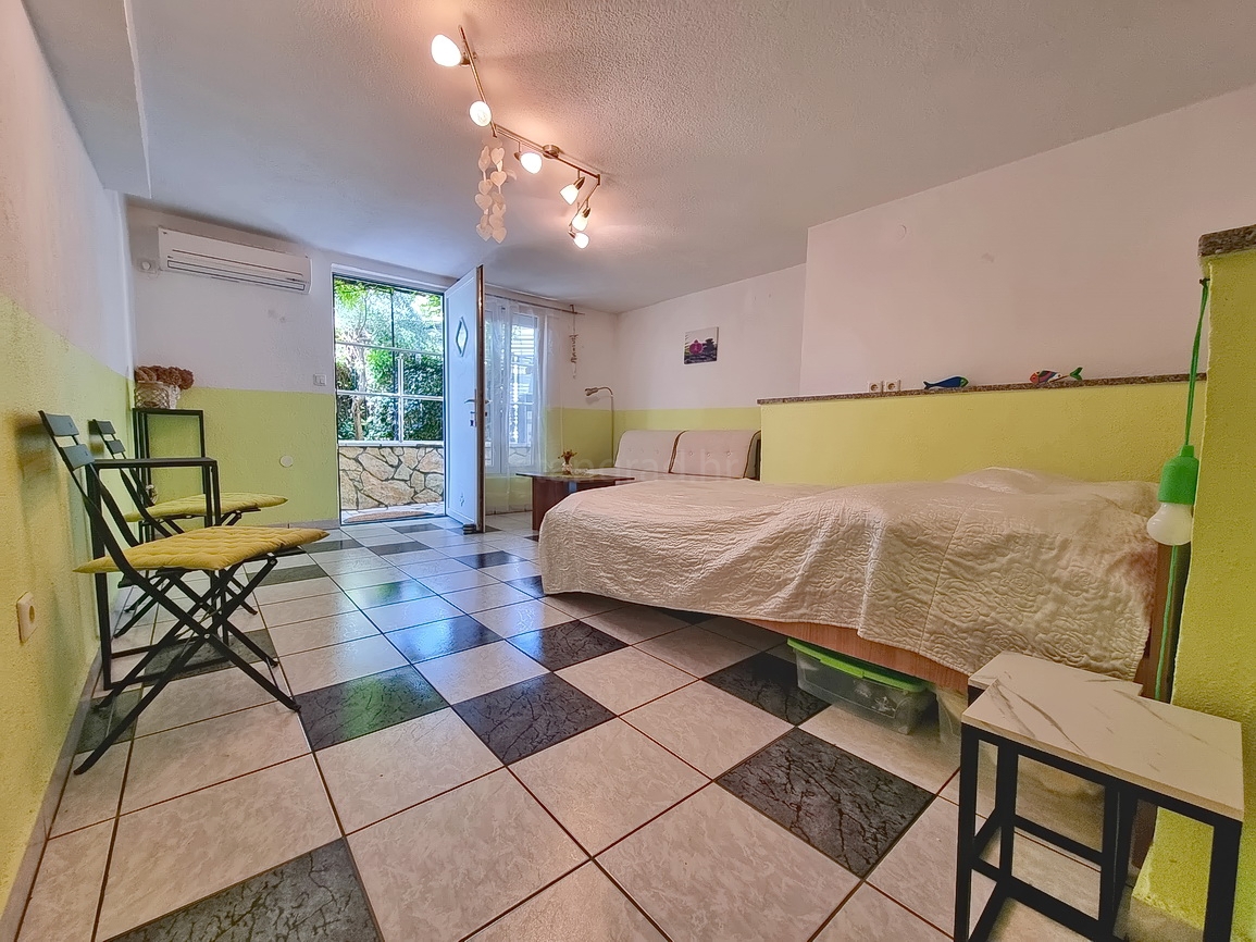 Malinska, appartamento con spaziosa terrazza verde!