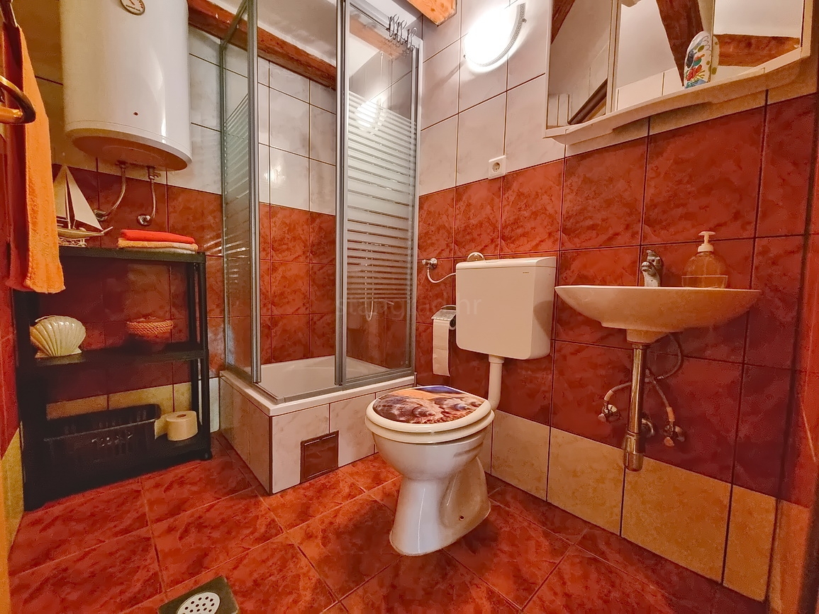 Malinska, appartamento con spaziosa terrazza verde!