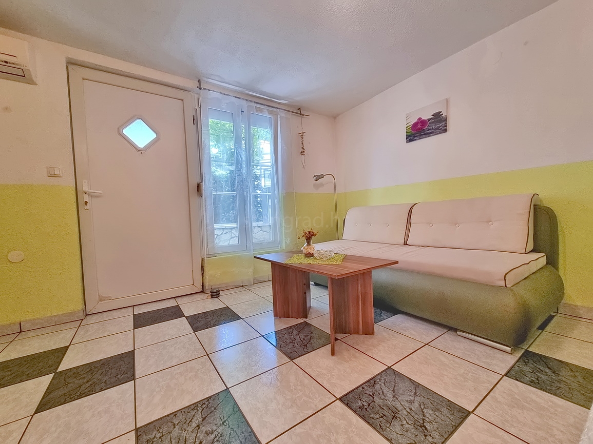 Malinska, appartamento con spaziosa terrazza verde!