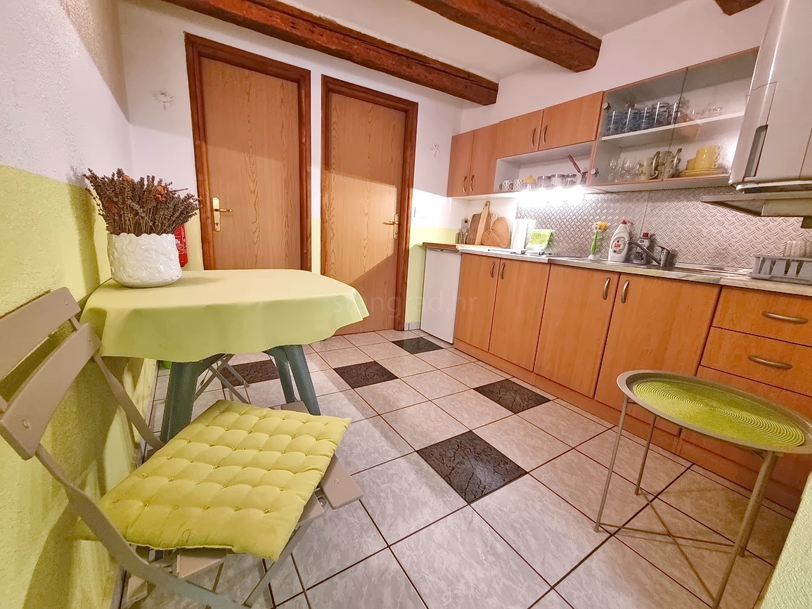 Malinska, appartamento con spaziosa terrazza verde!