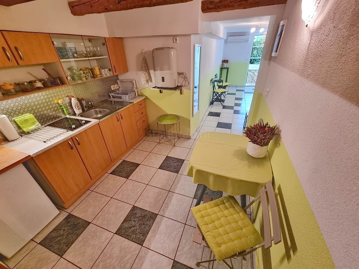 Malinska, appartamento con spaziosa terrazza verde!