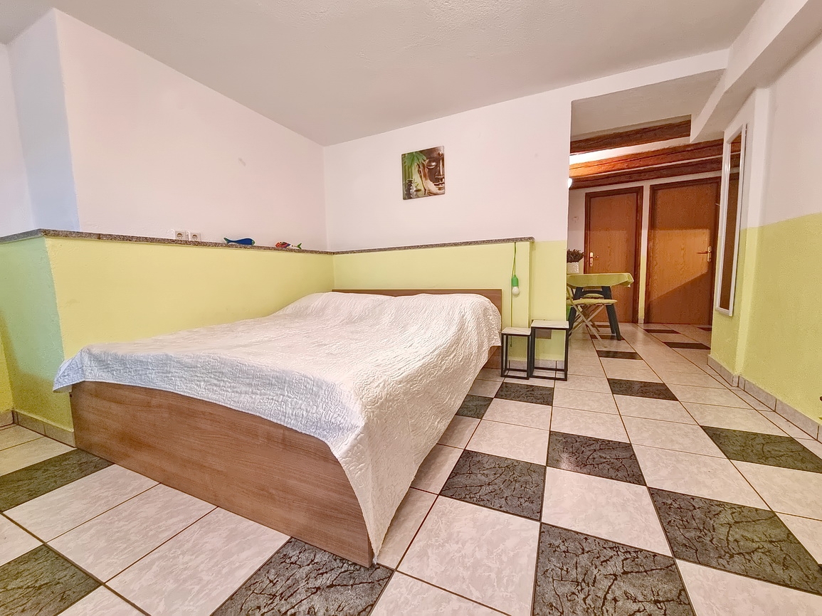 Malinska, appartamento con spaziosa terrazza verde!