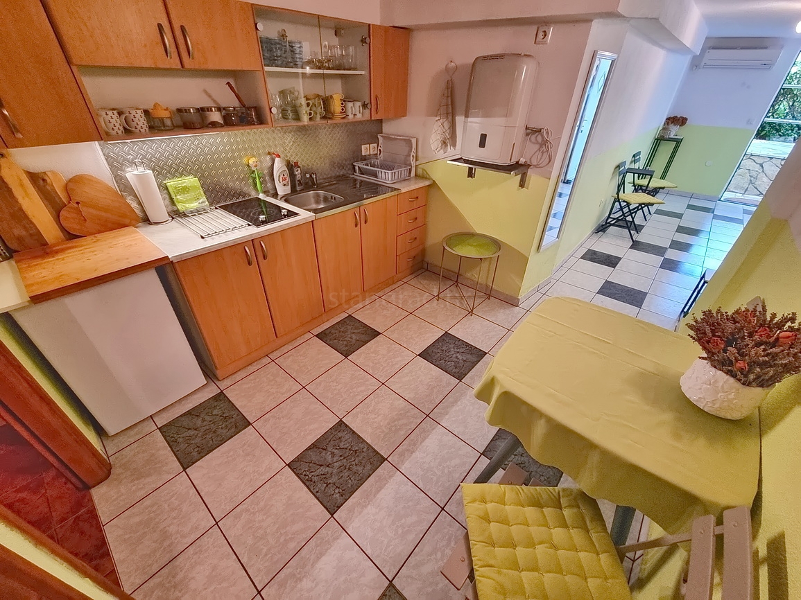 Malinska, appartamento con spaziosa terrazza verde!