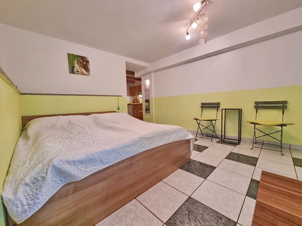 Malinska, appartamento con spaziosa terrazza verde!