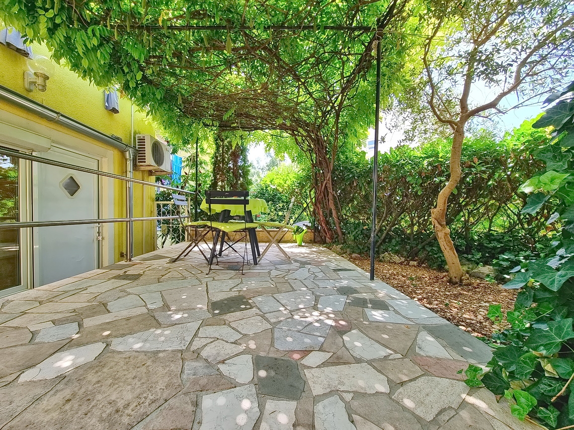 Malinska, appartamento con spaziosa terrazza verde!