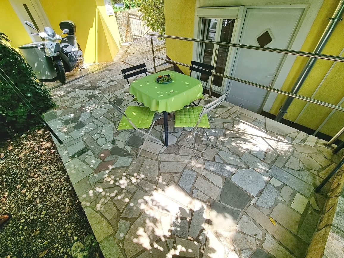 Malinska, appartamento con spaziosa terrazza verde!