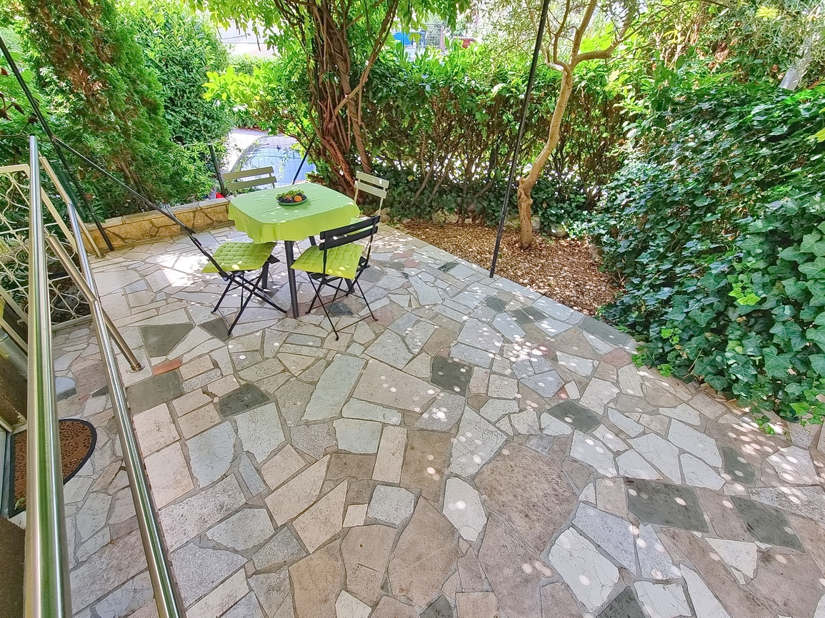 Malinska, appartamento con spaziosa terrazza verde!