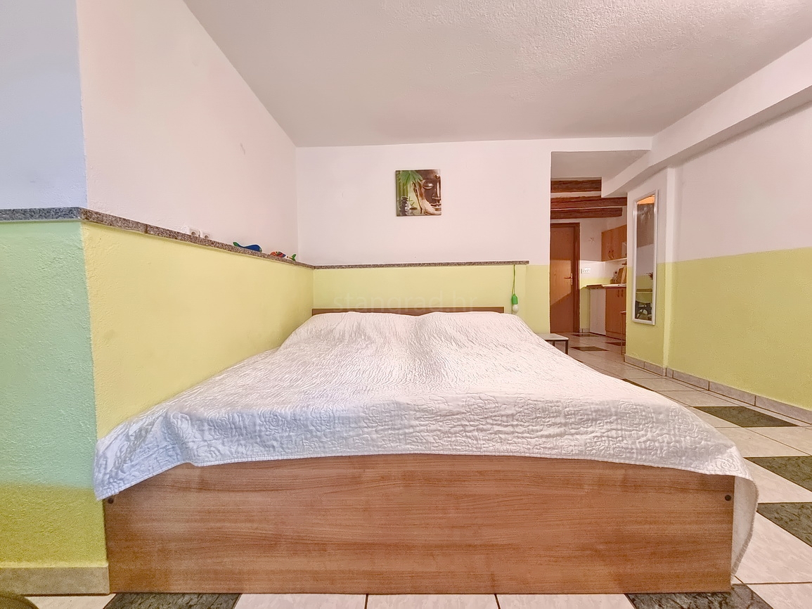 Malinska, appartamento con spaziosa terrazza verde!