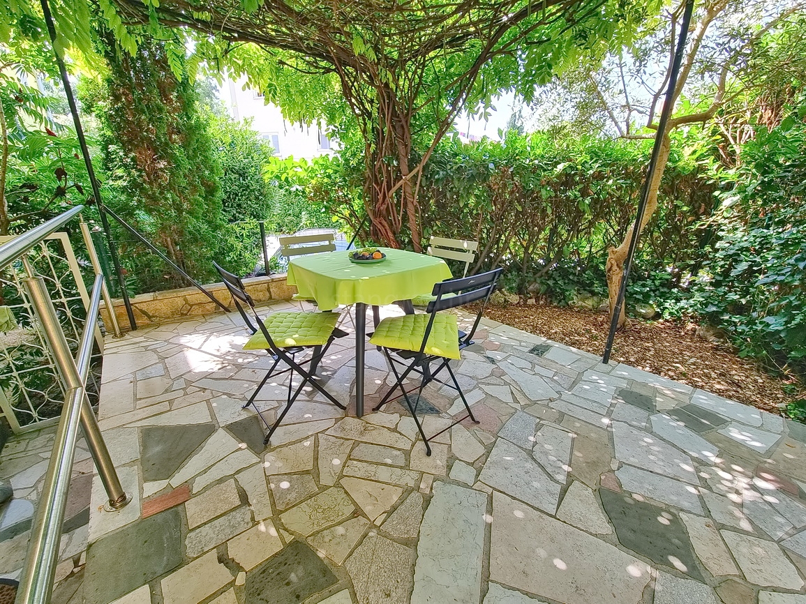 Malinska, appartamento con spaziosa terrazza verde!