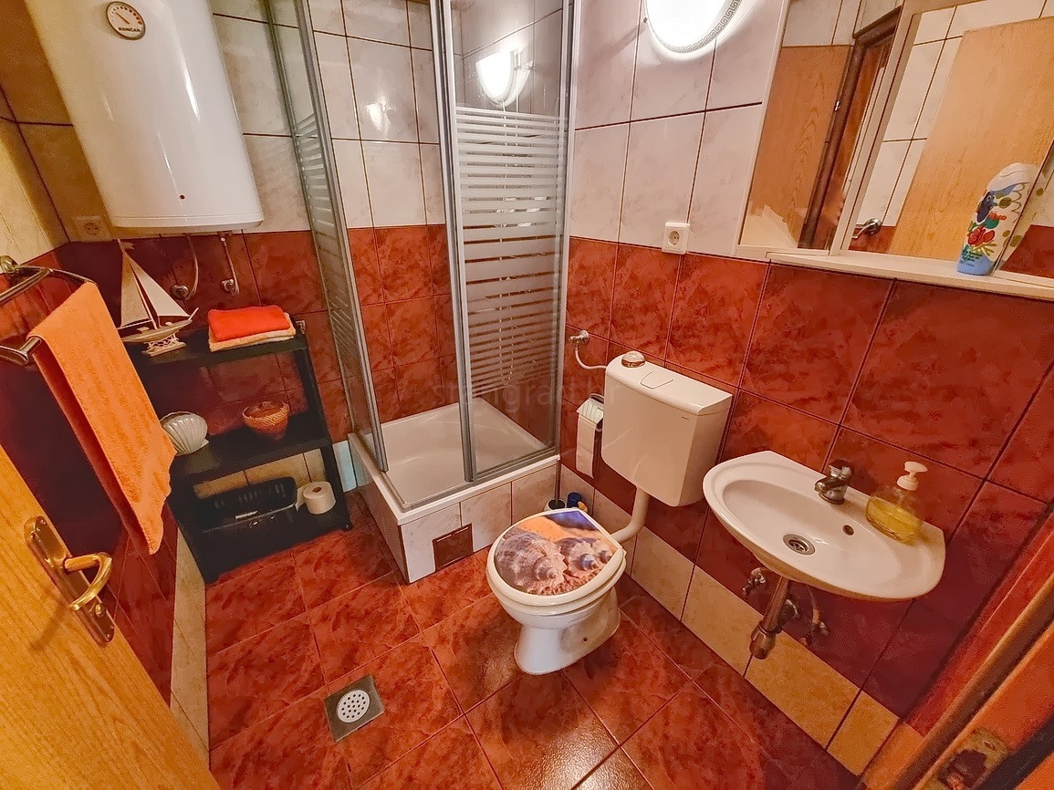 Malinska, appartamento con spaziosa terrazza verde!