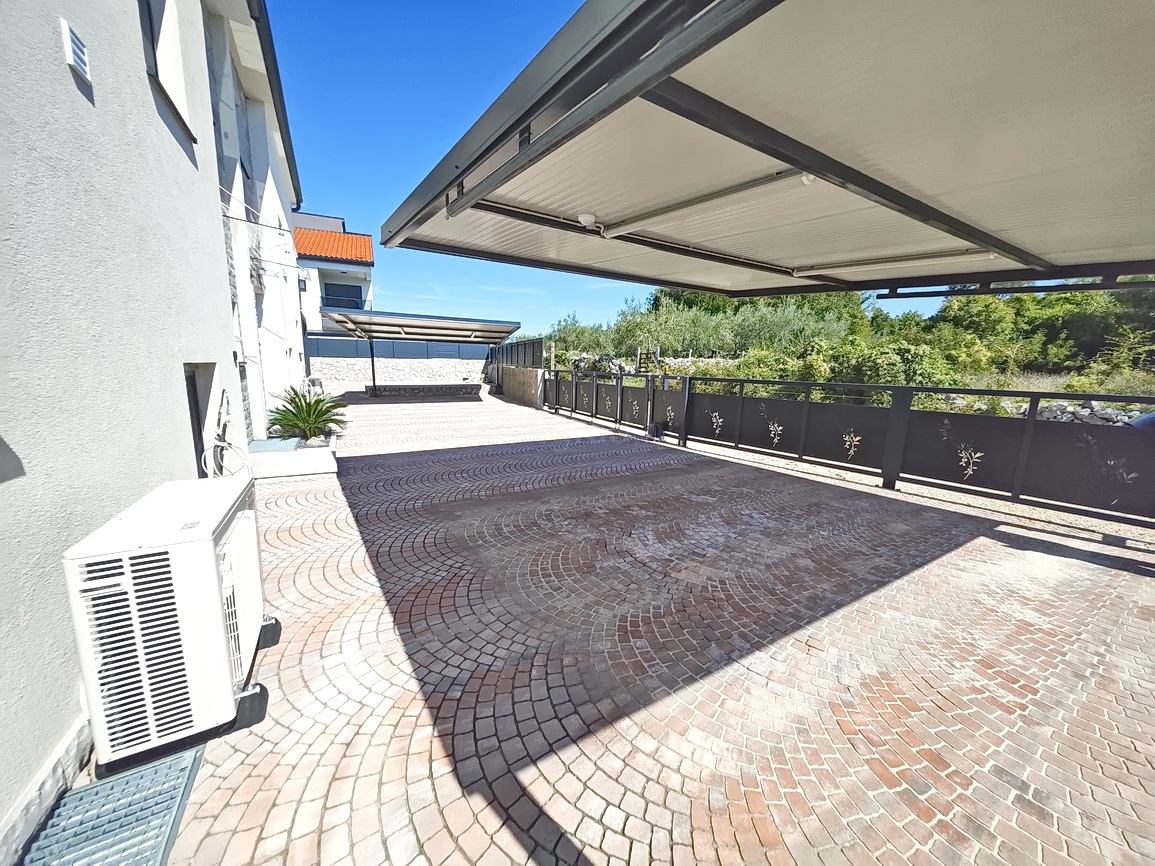 Malinska, casa bifamiliare con piscina e vista mare!