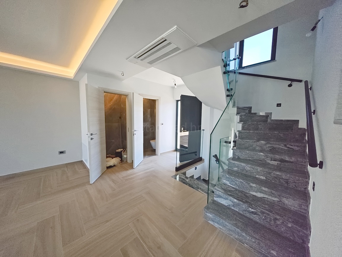 Malinska, casa bifamiliare con piscina e vista mare!