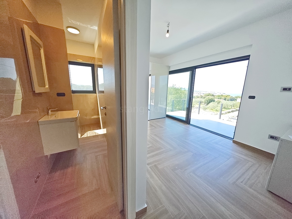 Malinska, casa bifamiliare con piscina e vista mare!