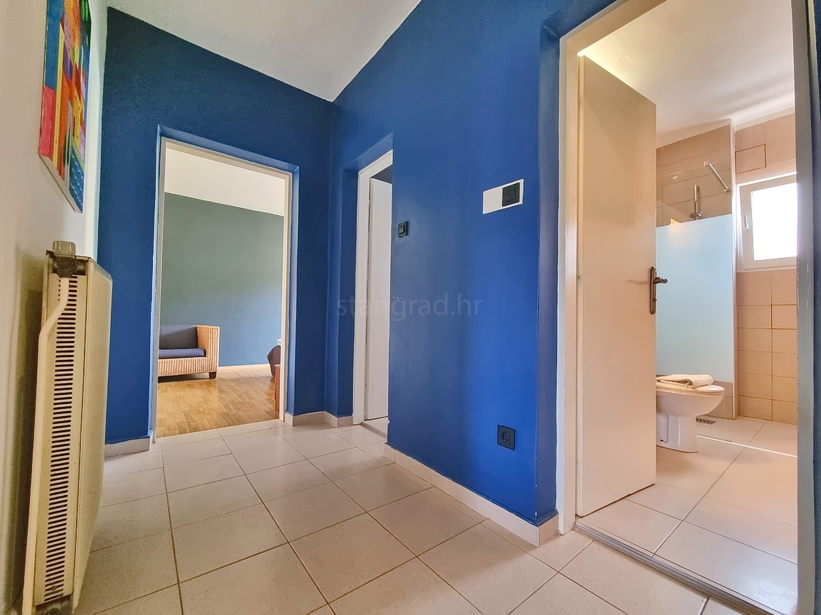 Malinska, spazioso appartamento arredato vicino al mare e al centro!