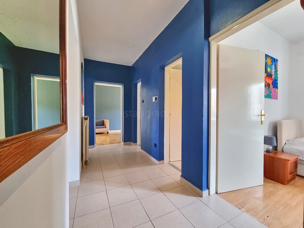 Malinska, spazioso appartamento arredato vicino al mare e al centro!