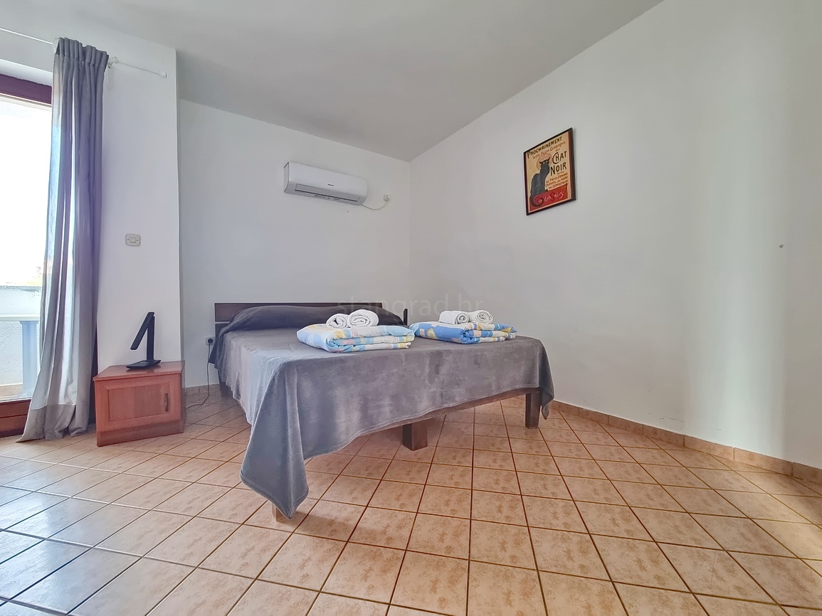 Malinska, spazioso appartamento arredato vicino al mare e al centro!