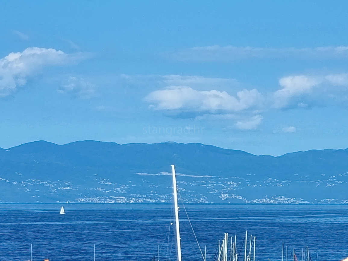 Malinska, spazioso appartamento arredato vicino al mare e al centro!