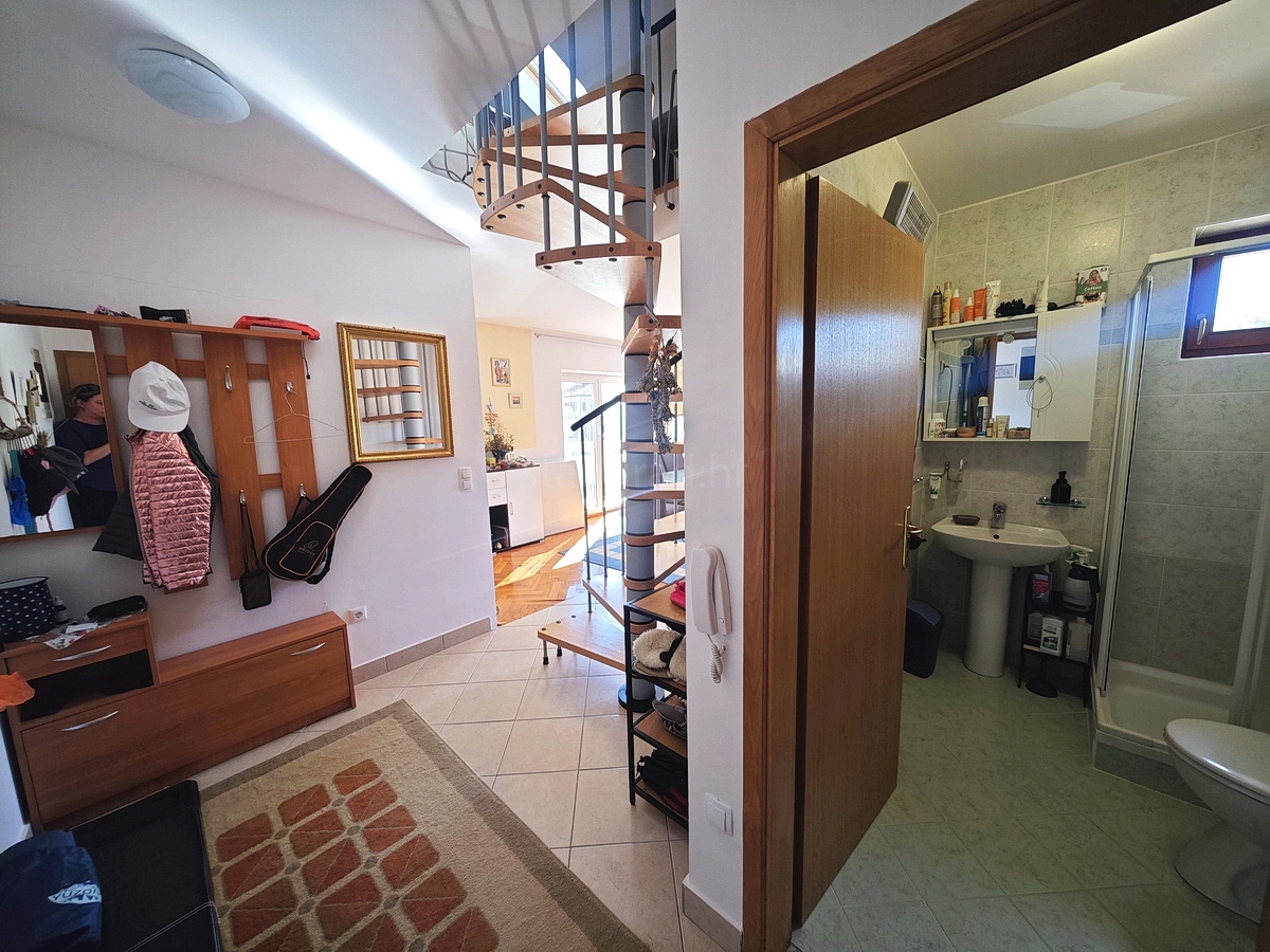 Malinska, appartamento duplex vicino al mare con vista!