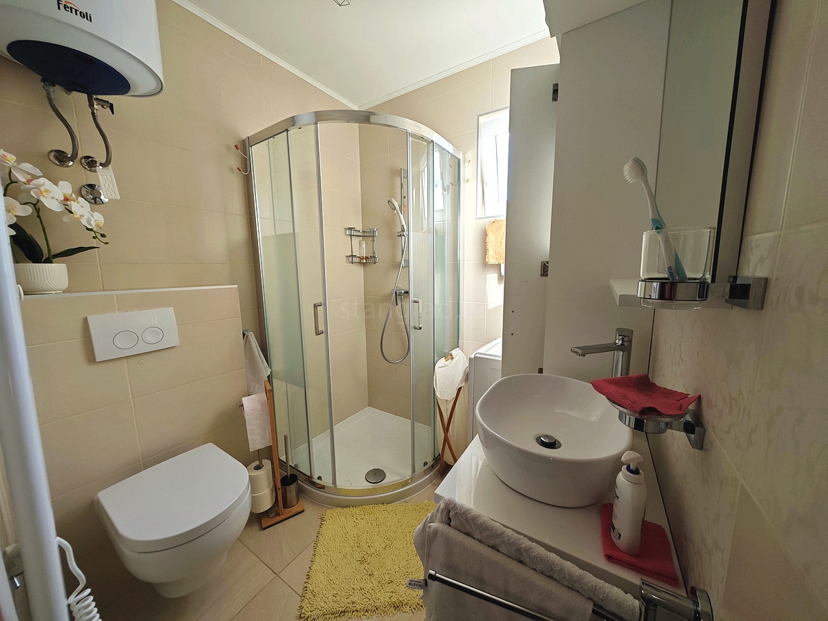 Njivice, appartamento arredato al 1° piano vicino al centro e alla spiaggia!