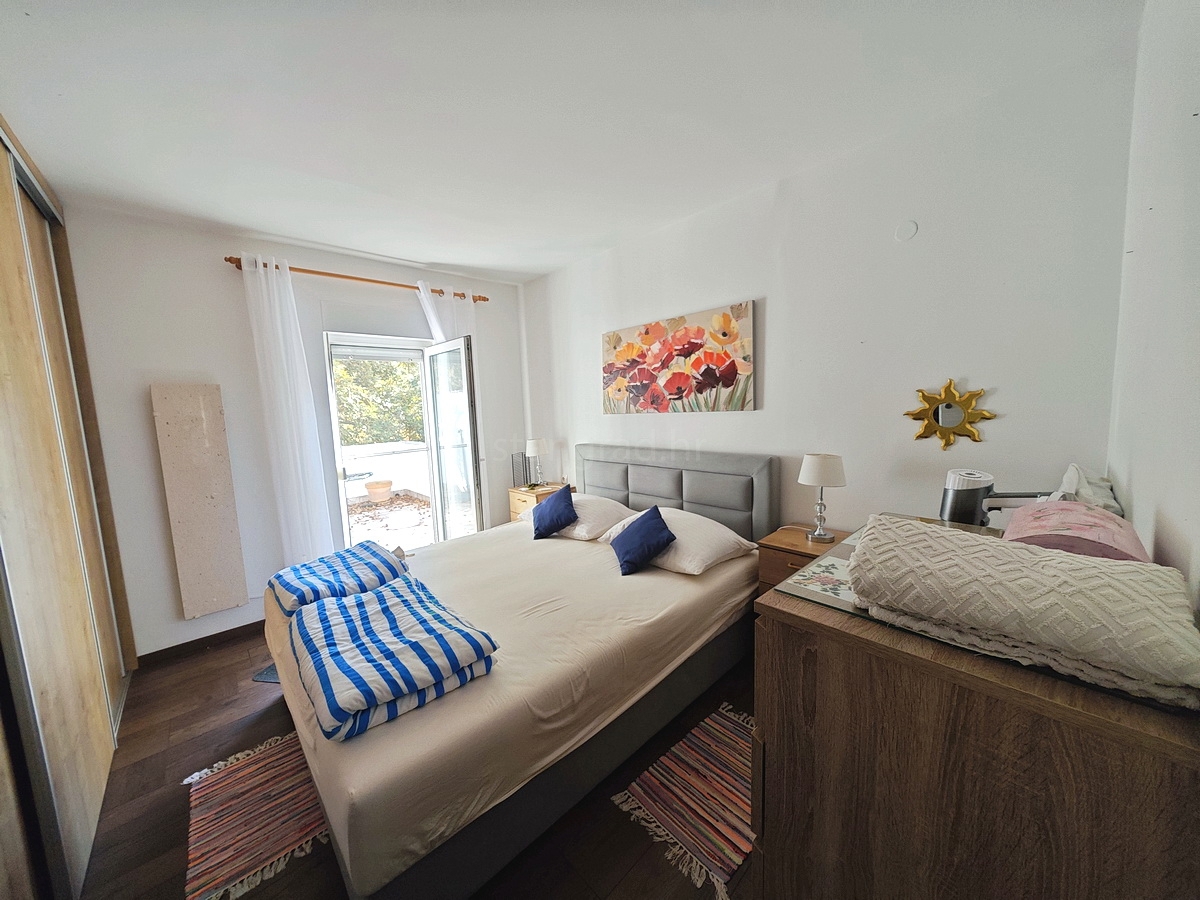 Njivice, appartamento arredato al 1° piano vicino al centro e alla spiaggia!