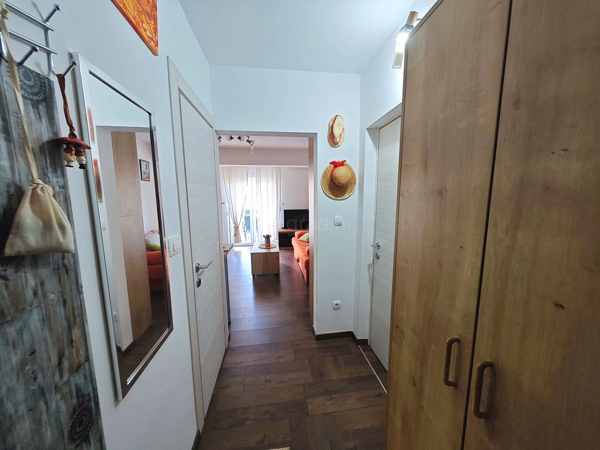 Njivice, appartamento arredato al 1° piano vicino al centro e alla spiaggia!