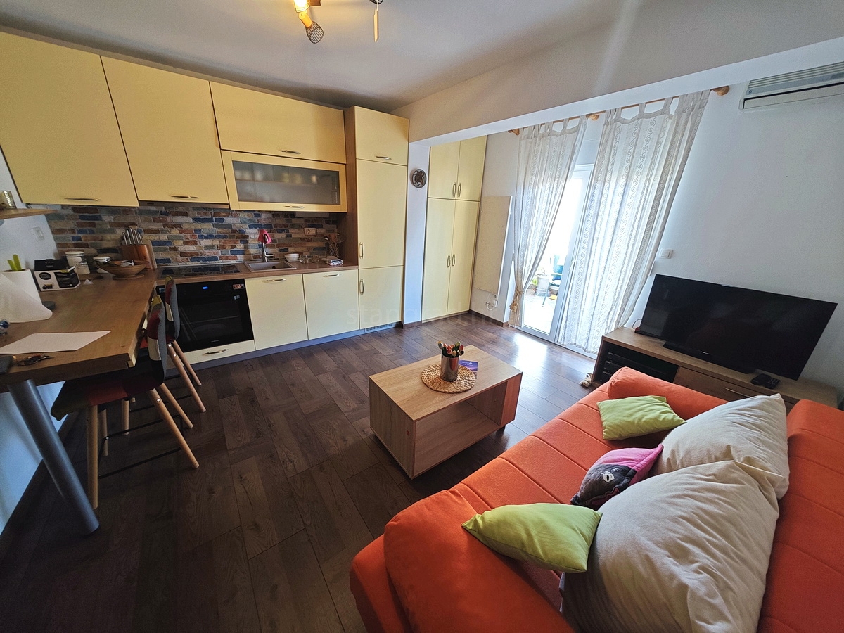 Njivice, appartamento arredato al 1° piano vicino al centro e alla spiaggia!