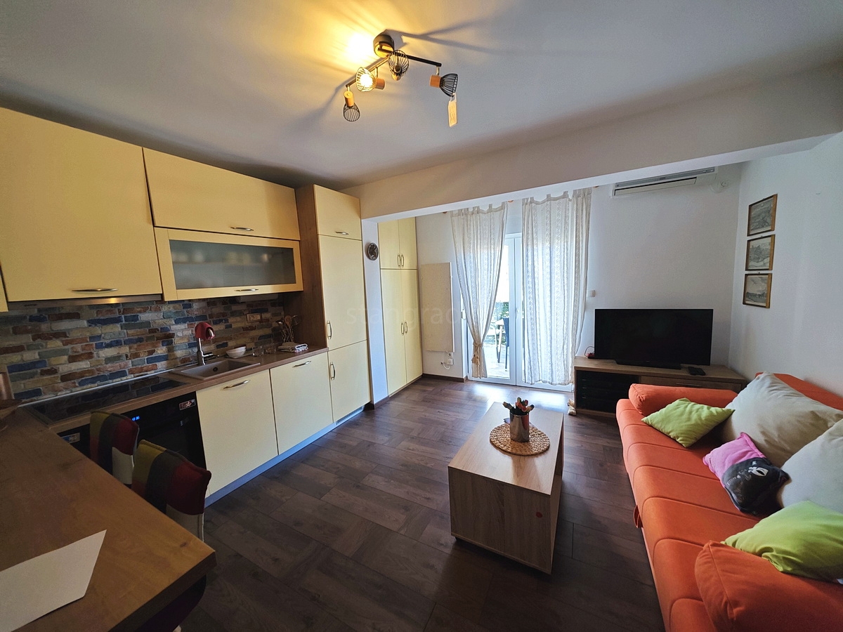 Njivice, appartamento arredato al 1° piano vicino al centro e alla spiaggia!