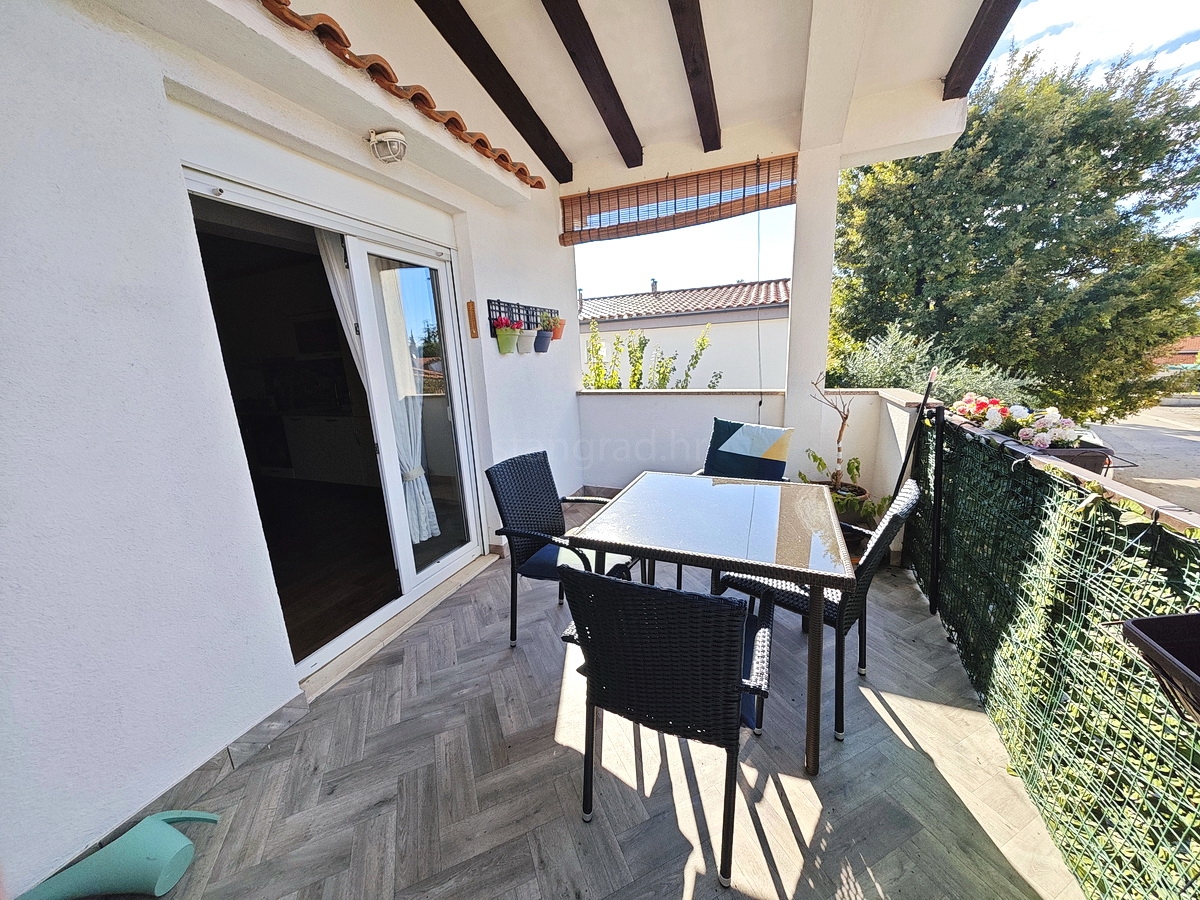 Njivice, appartamento arredato al 1° piano vicino al centro e alla spiaggia!